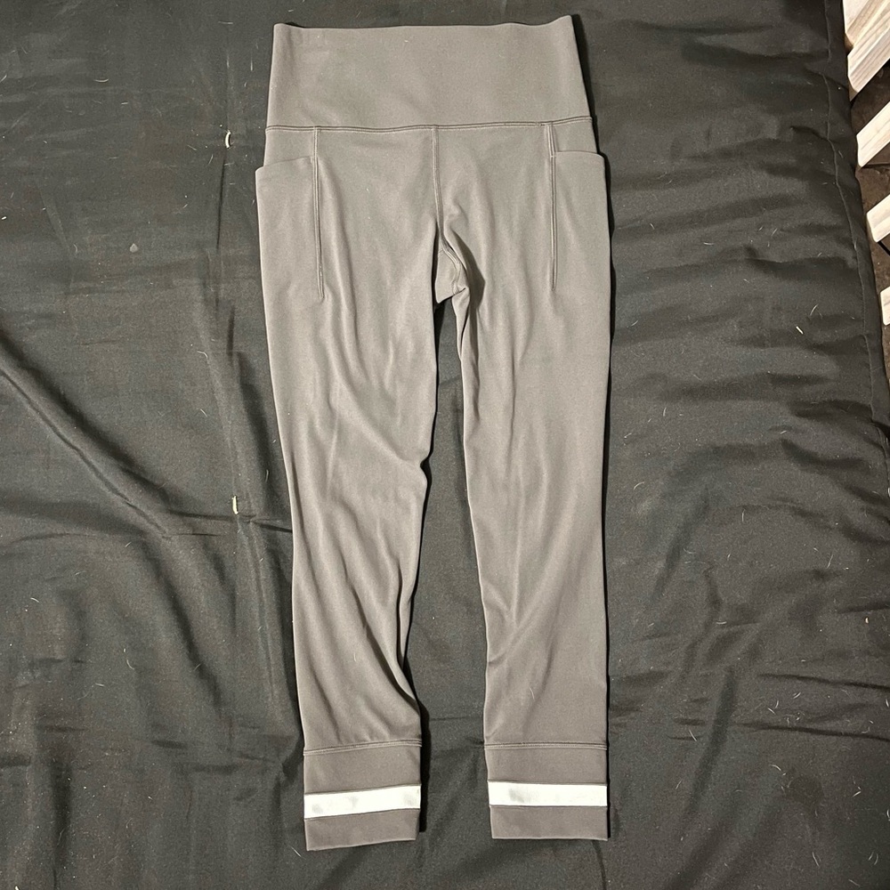 Athleta Salutation Stash Pocket 7/8 Tight Leggings Womens Size Small Gray/ White